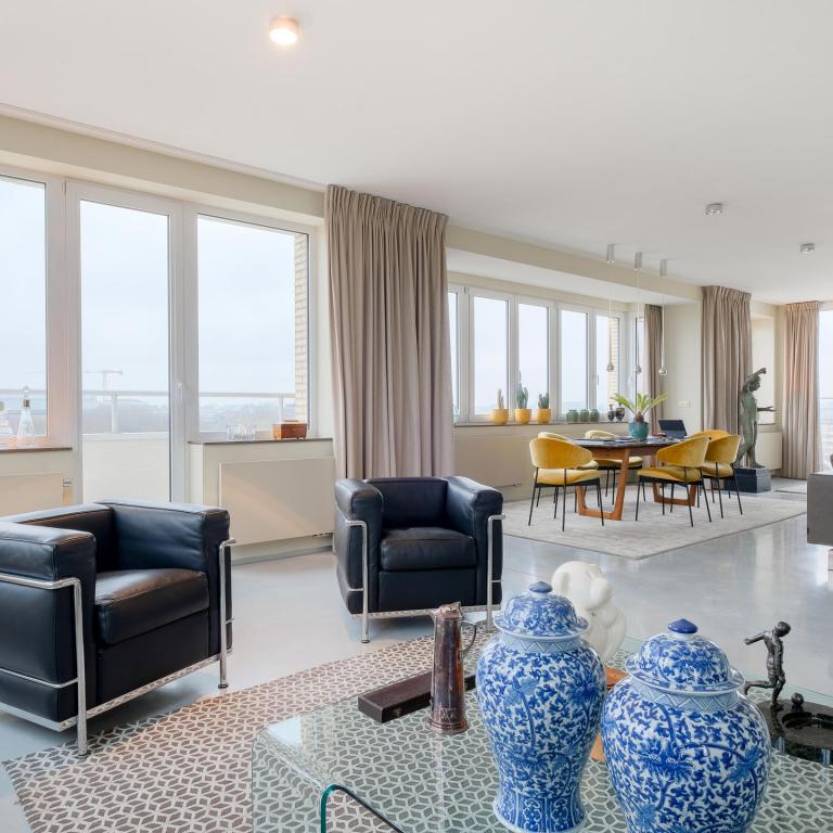 Cinquantenaire, penthouse full rénové 220m²