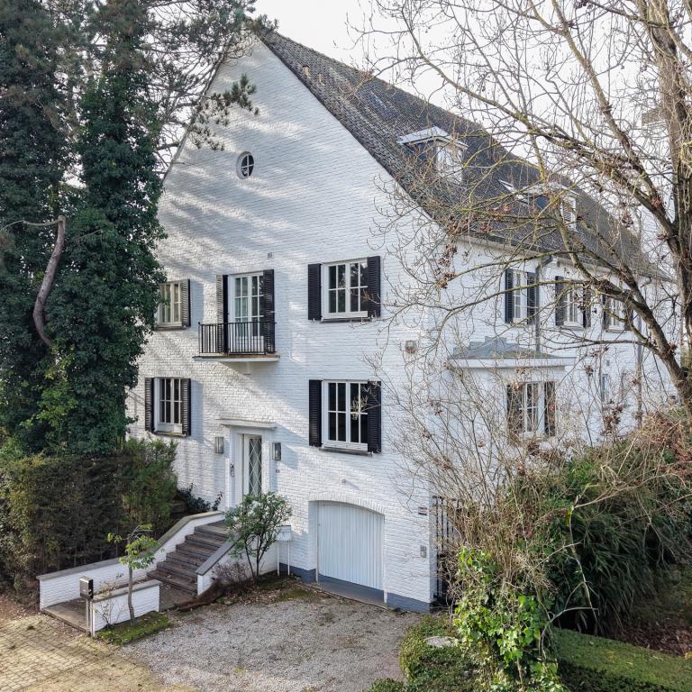 Leo Errera - Villa de 670 m² bruts, jardin & prof. libérale.