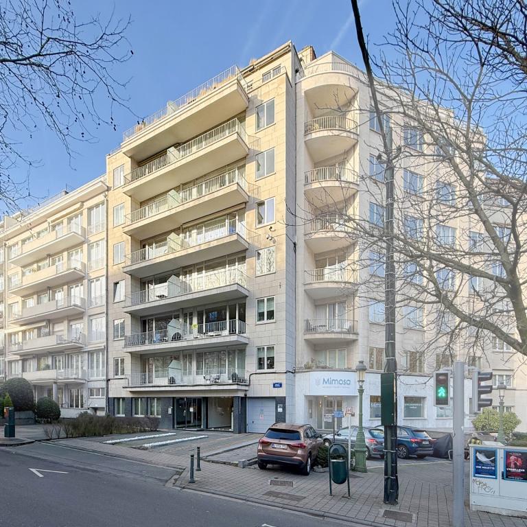 Churchill/ Cambre: appartement de standing terrasse, parking