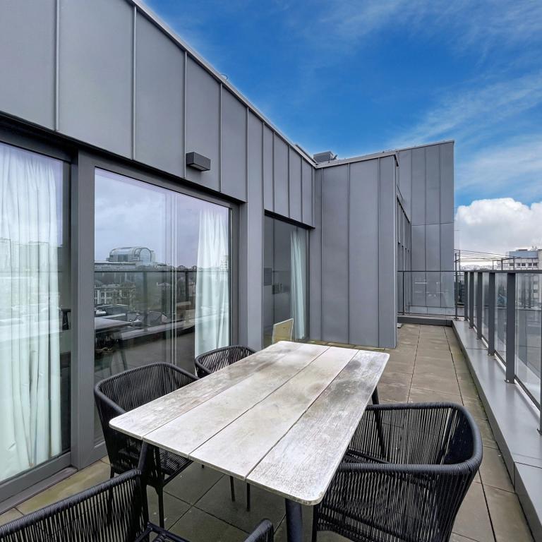 Quartier Européen: Beau penthouse 2ch + terrasse + parking