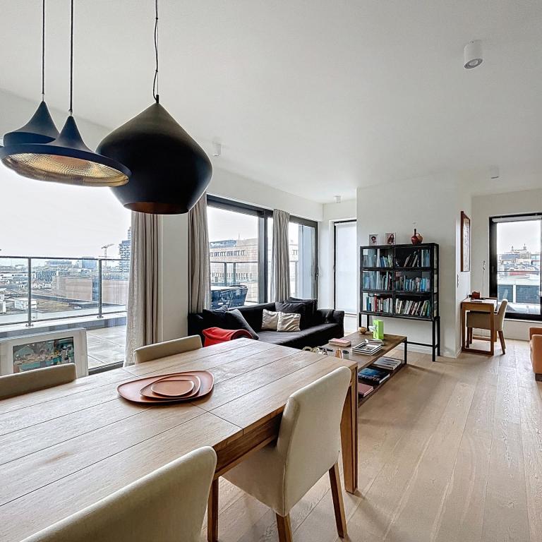 Quartier Européen: Beau penthouse 2ch + terrasse + parking