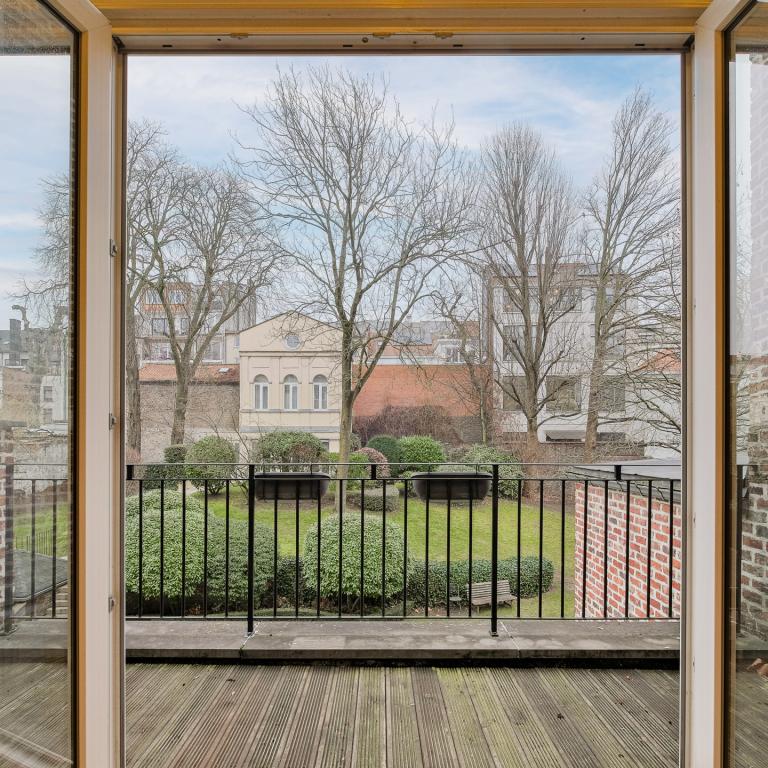 SOUS OPTION !Botanique: Appartement de charme terrasse parking jardin