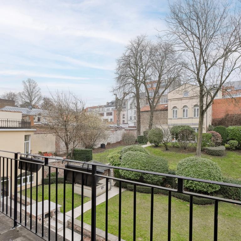 SOUS OPTION !Botanique: Appartement de charme terrasse parking jardin