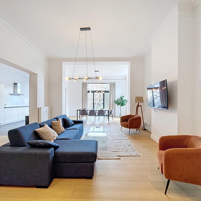 Châtelain/Stéphanie : Appartement meublé 3 chambres 