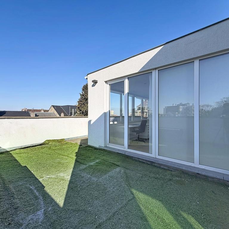 Pl. Vanderkindere : Lumineux triplex penthouse + terrasse