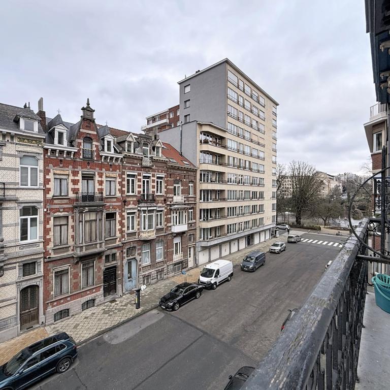 Square Ambiorix : Beau duplex entièrement rénové et meublé