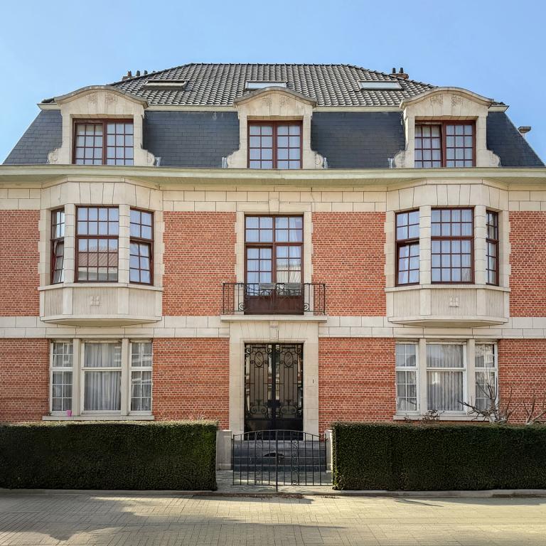 Magnifique Hôtel de maître de ± 600 m², jardin et garage.