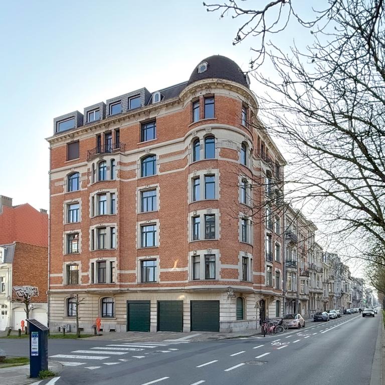 Vanderkindere : Appartement de caractère ± 225 m² bruts.