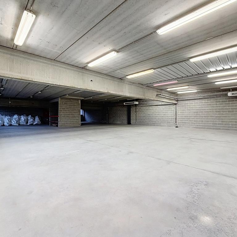 Forest / Drogenbos : Plateau de bureaux brut ± 400 m² 