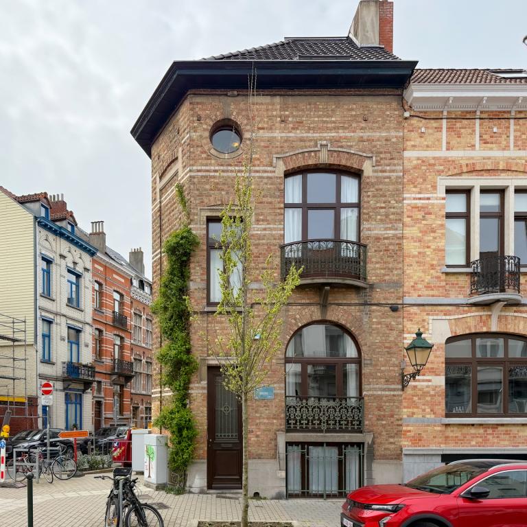 Cinquantenaire: maison rénovée terrasse 3ch., bur., dressing