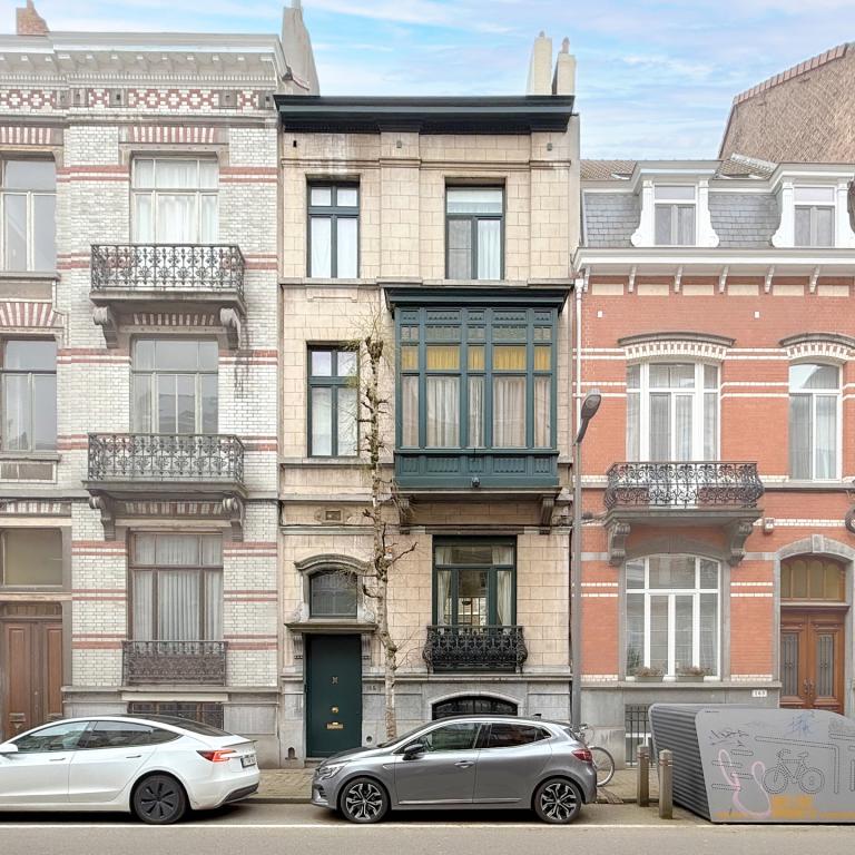 Place Brugmann : maison 6 ch + jardin orienté Sud