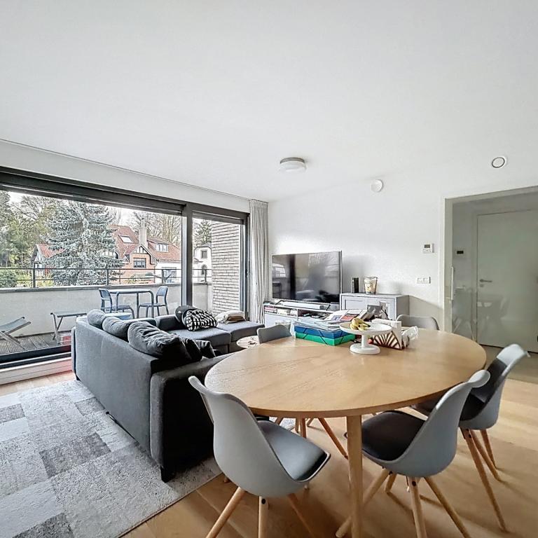 Place Saint-Job : Bel appartement moderne + terrasse