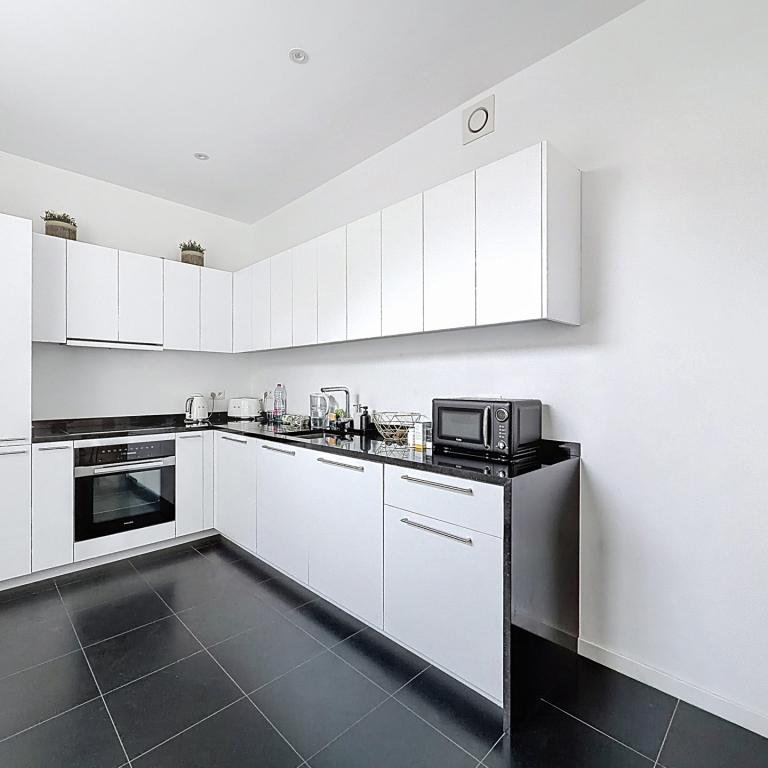 Pl. Brugmann/Lepoutre : Superbe appartement rez-de-chaussée 