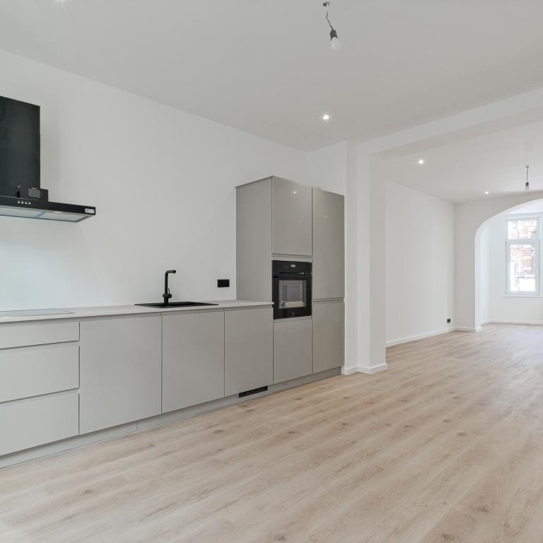 Lepoutre: Magnifique duplex rénové 2 chambres, bureau + cour