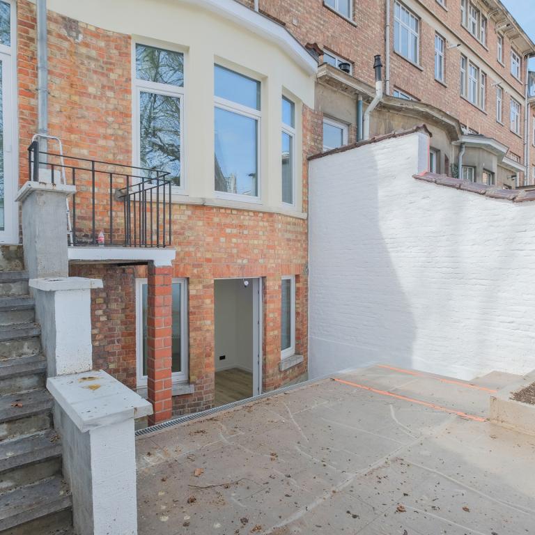 Lepoutre: Magnifique duplex rénové 2 chambres, bureau + cour