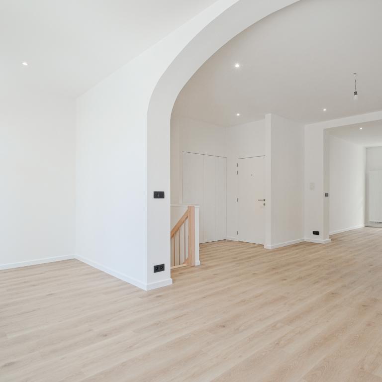 Lepoutre: Magnifique duplex rénové 2 chambres, bureau + cour