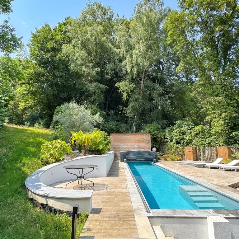 Villa neuve de ± 690 m² bruts avec piscine et prof. libérale