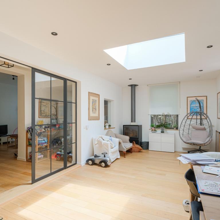 Villa neuve de ± 690 m² bruts avec piscine et prof. libérale