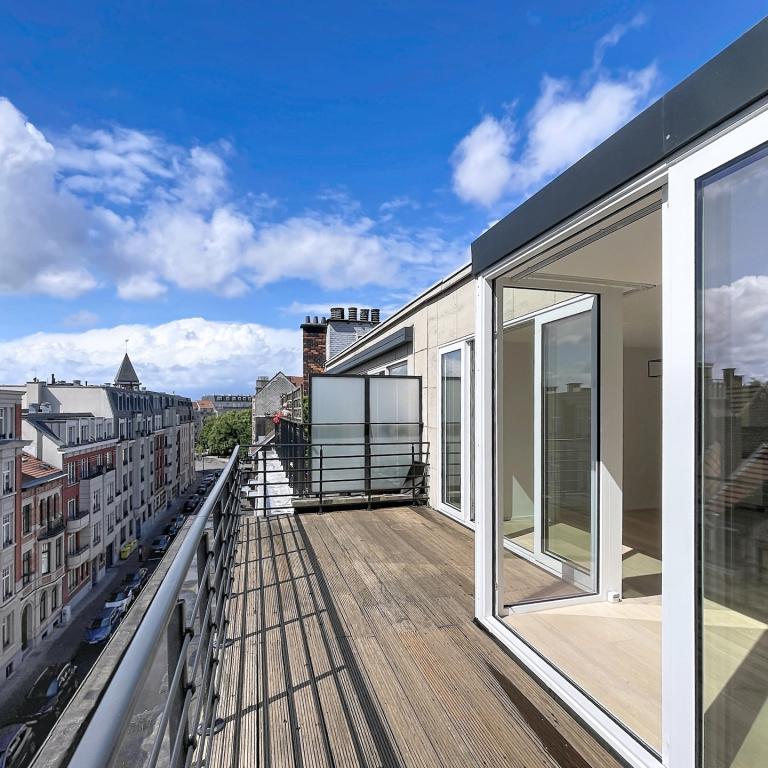 Pl. Brugmann/Molière : Penthouse rénové 2chambres + terrasse