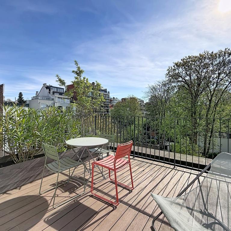 Pl. Vanderkindere : Superbe duplex penthouse meublé + terras