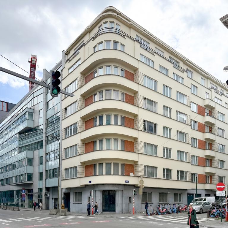 Quartier européen : magnifique appartement 3 ch avec balcons
