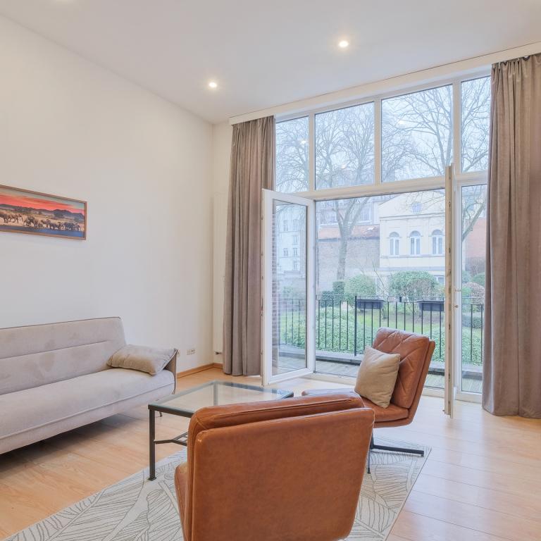 SOUS OPTION - Botanique: Appartement de charme terrasse parking jardin
