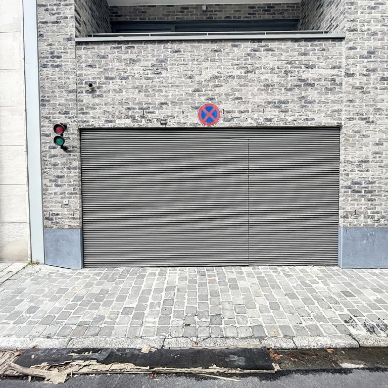 Quartier européen - Parking intérieur dans immeuble récent