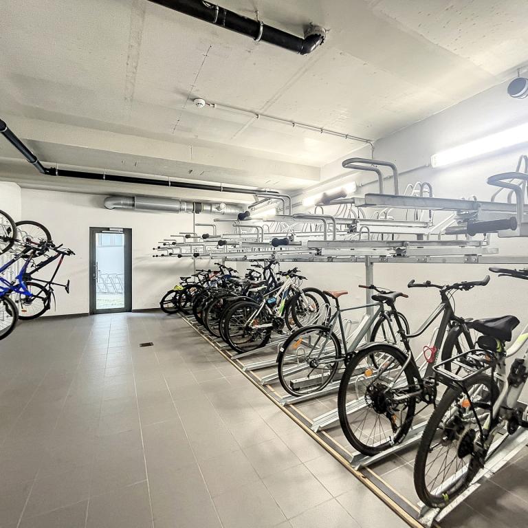 Quartier européen - Parking intérieur dans immeuble récent