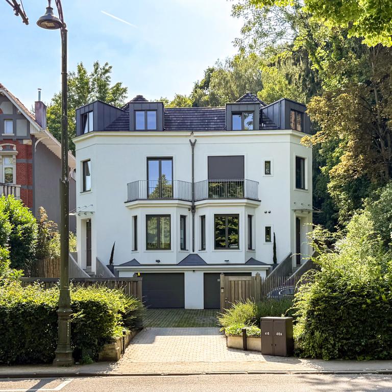 Villa neuve de ± 690 m² bruts avec piscine et prof. libérale