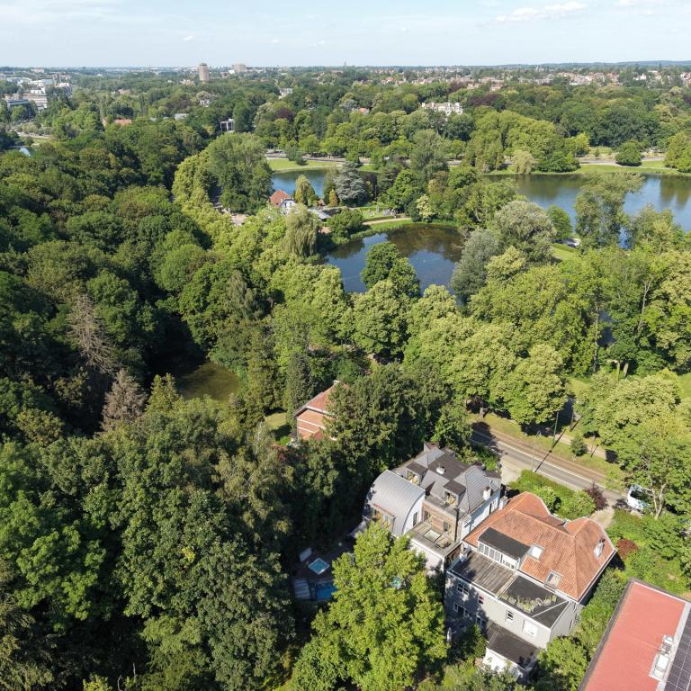Villa neuve de ± 690 m² bruts avec piscine et prof. libérale