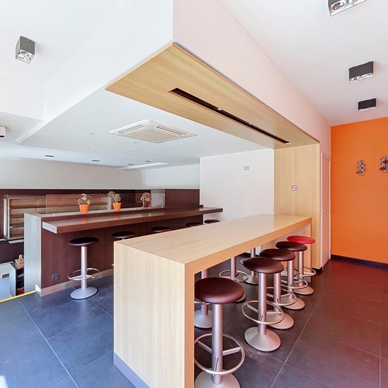 Cinquentenaire - belle surface commerciale de ± 60 m²