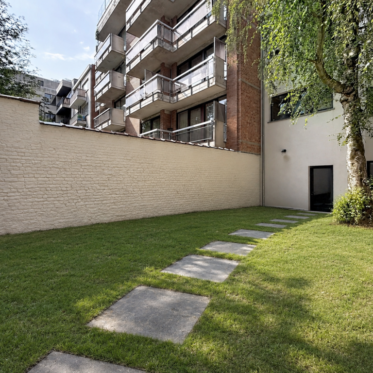 Churchill : Sublime duplex RDC avec jardin neuf