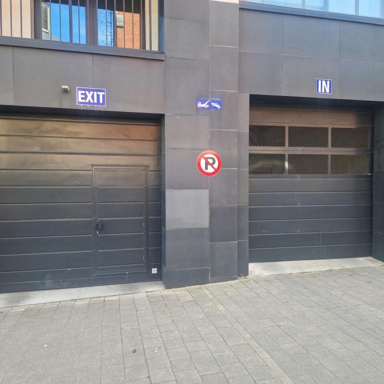 Quartier EU: parking intérieur dans immeuble récent