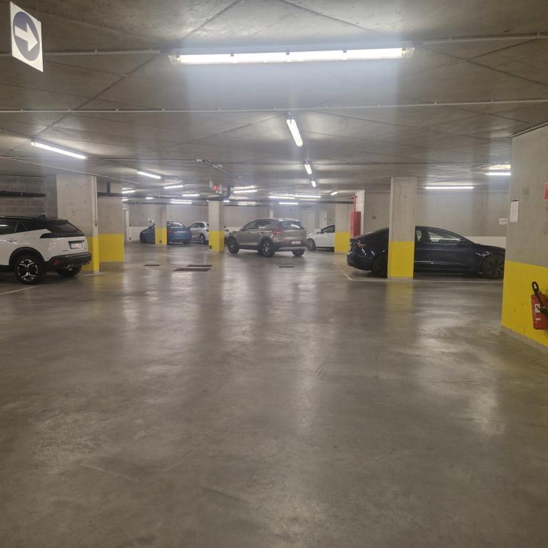 Quartier EU: parking intérieur dans immeuble récent