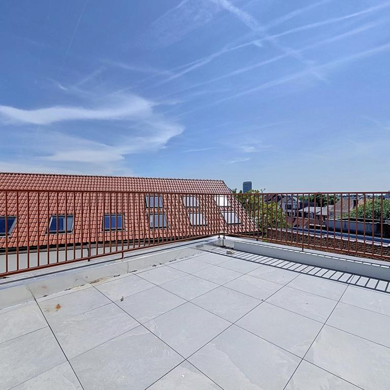 Stephanie/Toison d'or, penthouse rénové ±120m² 3ch terr 17m²