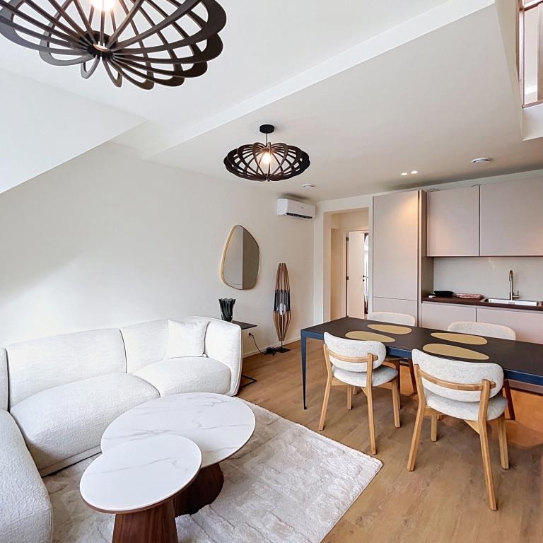 Cinquantenaire - Magnifique duplex 3 ch. rénové et meublé