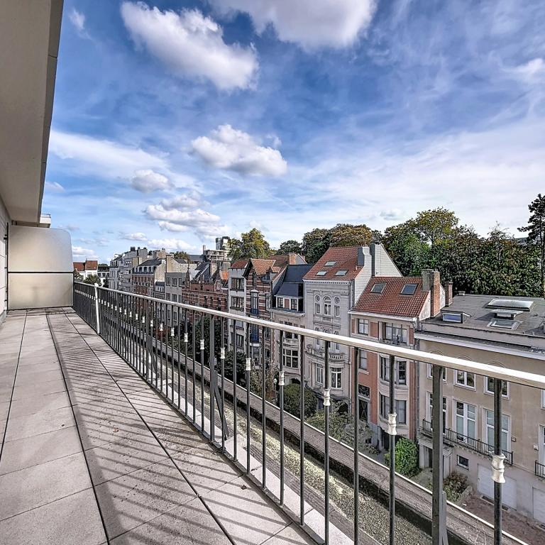 Étoile / ULB : appartement + parking + terrasse sur le toit