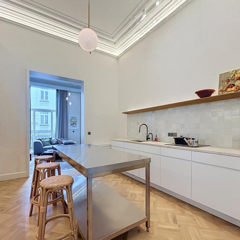 Sablon : Appart. meublé 2 ch. – location 6 à 10 mois