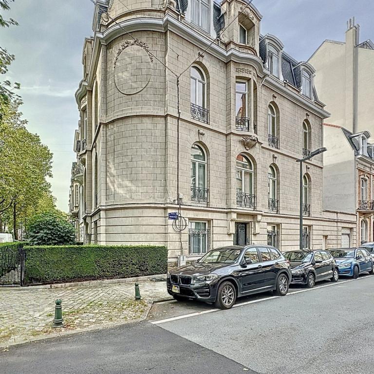 Pl. Brugmann : Sublime appartement de caractère rénové