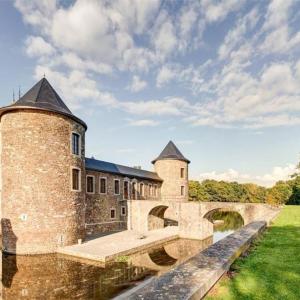 Château du XIII, au coeur d'un vaste domaine de ± 15 ha