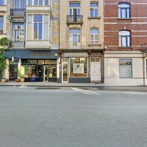 A deux pas de la Place Brugmann, rez-de-chaussée commercial