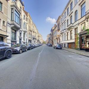 A deux pas de la Place Brugmann, rez-de-chaussée commercial