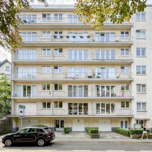 SOUS OFFRE !! Churchill: Appartement 1 chambre à rénover + terrasses