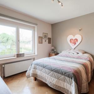 SOUS OFFRE !! Sapinière : Superbe maison 4 chambres, bureau + beau jardin 