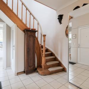 SOUS OFFRE !! Sapinière : Superbe maison 4 chambres, bureau + beau jardin 