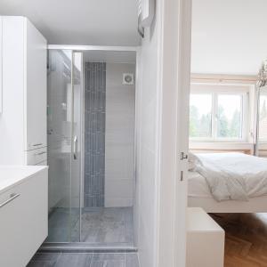 SOUS OFFRE !! Sapinière : Superbe maison 4 chambres, bureau + beau jardin 