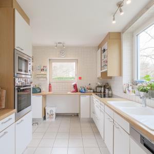 SOUS OFFRE !! Sapinière : Superbe maison 4 chambres, bureau + beau jardin 