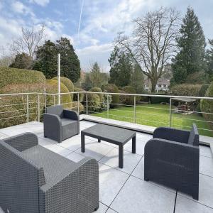 SOUS OFFRE !! Sapinière : Superbe maison 4 chambres, bureau + beau jardin 
