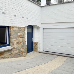 SOUS OFFRE !! Sapinière : Superbe maison 4 chambres, bureau + beau jardin 