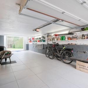 SOUS OFFRE !! Sapinière : Superbe maison 4 chambres, bureau + beau jardin 